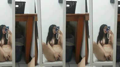 Cô gái đeo kính và ngực khỏa thân và làm ầm ĩ trước gương