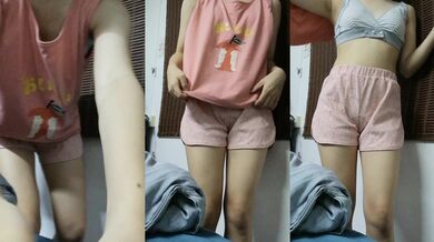 Cô gái Malaysia cởi trần khoe vóc dáng