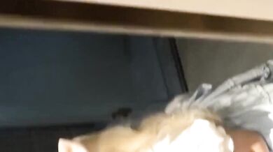 Golden Retriever cos thổi kèn selfie