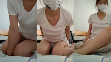 Cô gái dâm đãng đeo kính dải và chụp ảnh tự sướng trên giường 1