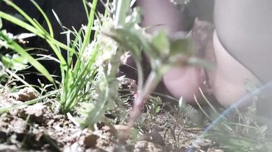 黒いシルクのセーラー服の少女が路上で放尿する