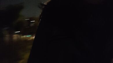 黒いシルクのセーラー服の少女が路上で放尿する