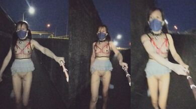 Vợ hổ trắng phơi mình nơi hoang dã