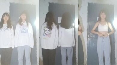 Hai chị em sinh đôi thời trung học thoát y và chụp ảnh tự sướng