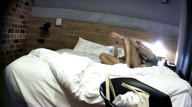 大学生カップルがホテルデートで自撮り