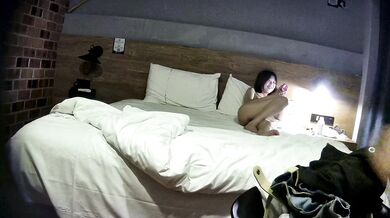 大学生カップルがホテルデートで自撮り