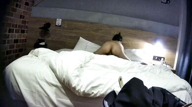 大学生カップルがホテルデートで自撮り