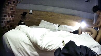 大学生カップルがホテルデートで自撮り