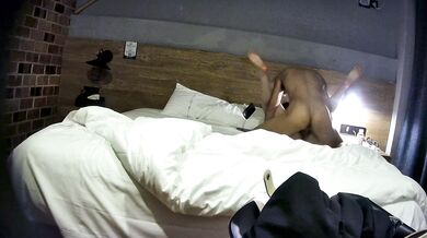 大学生カップルがホテルデートで自撮り