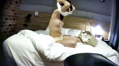 大学生カップルがホテルデートで自撮り