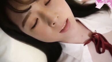 外では無邪気な女子高生だが、ベッドに横になると、彼女は全く別の「ビッチ」に変身する。