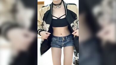 Chị gái ngực nhỏ selfie