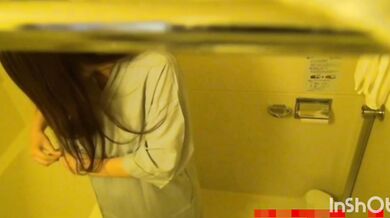 Sinh viên đại học xinh đẹp và quyến rũ (覗かれたシャワ－ル－ム