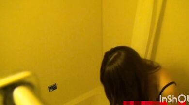 Sinh viên đại học xinh đẹp và quyến rũ (覗かれたシャワ－ル－ム