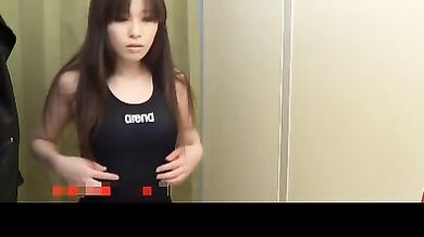 【Changing Room】Women who try swimming in the water