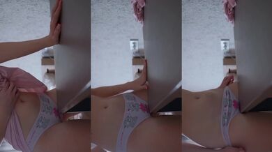 Cô gái thủ dâm chống lại góc bàn