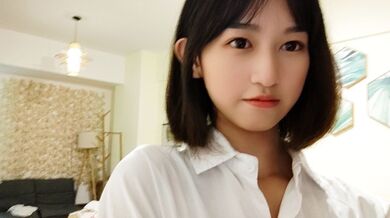 Ngược lại vẻ đẹp ngây thơ của tóc ngắn khoe dáng