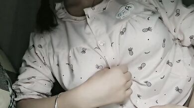 18歳のマレーシア人エスコートが巨乳の自撮りを披露