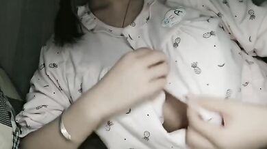 Cô gái hộ tống 18 tuổi người Malaysia để lộ bộ ngực khủng và chụp ảnh tự sướng