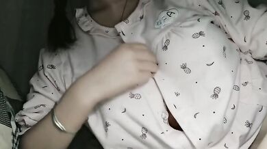 18歳のマレーシア人エスコートが巨乳の自撮りを披露