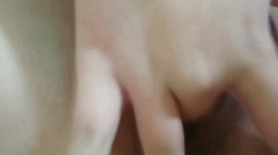 Thủ dâm trên giường, squirting và đi tiểu