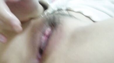 Thủ dâm trên giường, squirting và đi tiểu