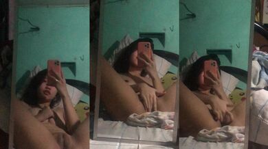 Cô gái Singapore selfie trước gương