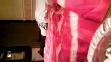 ホテルでのクラシックでクリエイティブなカップルの自撮り