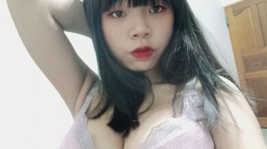 Cô bé ngực lớn nắm lấy và xoa bóp ngực mình