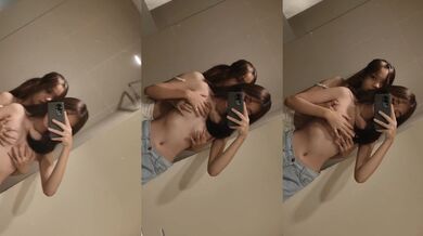 Hai chị em cùng chơi