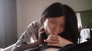 Cô gái Malaysia rộng rãi thổi kèn và cưỡi ngựa