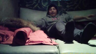 韓国の太った男と黒のシルクの女が個室で愛し合いながら自撮りをする