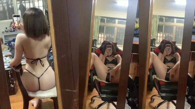 セクシーなショートヘアの女の子が鏡の前でオナニーして潮吹き