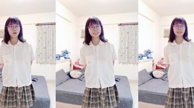 Em gái bốn mắt dễ thương chụp ảnh selfie cởi đồng phục học sinh