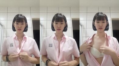 Chị gái Yuda vừa selfie vừa xoa ngực