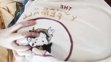 巨乳の妹がおっぱいを掴んで自撮りする