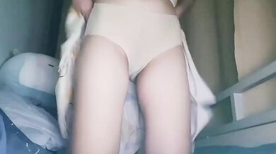 宿舍脫內褲自拍騷逼