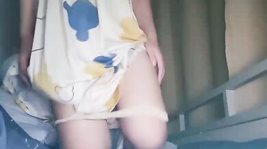 宿舍脫內褲自拍騷逼