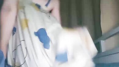 宿舍脫內褲自拍騷逼