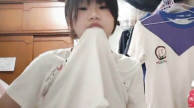 Em gái tôi thủ dâm bằng lược khi để lộ ngực qua video