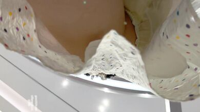 Tôi đang đi mua sắm ngọt ngào với bạn trai thì nhìn thấy một nữ sinh mặc váy dài rộng với chiếc quần tất màu vàng trong mờ và dễ thương đeo đĩa CD. Tôi thấy một nửa bộ ngực khủng của cô ấy lộ ra ngoài không mặc áo lót.