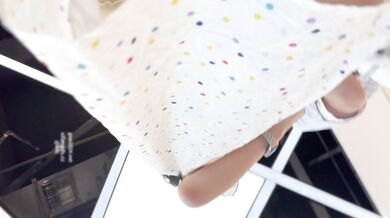 Tôi đang đi mua sắm ngọt ngào với bạn trai thì nhìn thấy một nữ sinh mặc váy dài rộng với chiếc quần tất màu vàng trong mờ và dễ thương đeo đĩa CD. Tôi thấy một nửa bộ ngực khủng của cô ấy lộ ra ngoài không mặc áo lót.