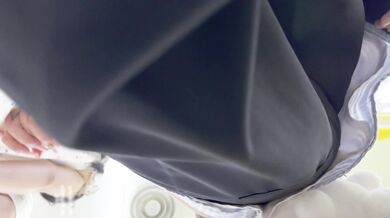 Tôi đang đi mua sắm ngọt ngào với bạn trai thì nhìn thấy một nữ sinh mặc váy dài rộng với chiếc quần tất màu vàng trong mờ và dễ thương đeo đĩa CD. Tôi thấy một nửa bộ ngực khủng của cô ấy lộ ra ngoài không mặc áo lót.