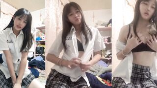 Gao Ying's sister takes a selfie without school uniform