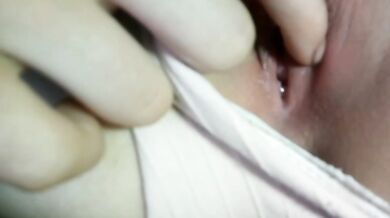 Cô gái nhỏ busty xoa ngực và thủ dâm