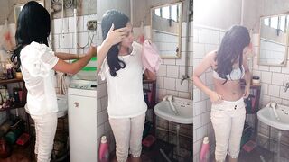 Chinese schoolgirl takes a bath and forces herself to take a photo