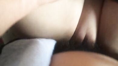 大叔黑肉棒狂插X中生的無毛緊實嫩屄