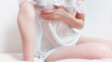 Cô gái Nhật Bản với tiếng thở hổn hển dễ chịu