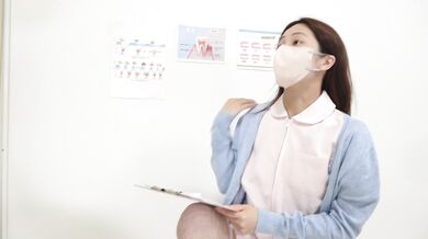 ノーパンノーブラ剛毛歯科助手♡ローアングルから見るおまんこと美乳がエロすぎる♡【ローアングル/美乳/ナース服】