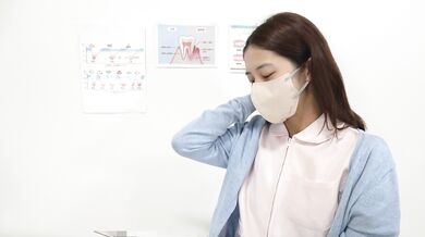 ノーパンノーブラ剛毛歯科助手♡ローアングルから見るおまんこと美乳がエロすぎる♡【ローアングル/美乳/ナース服】